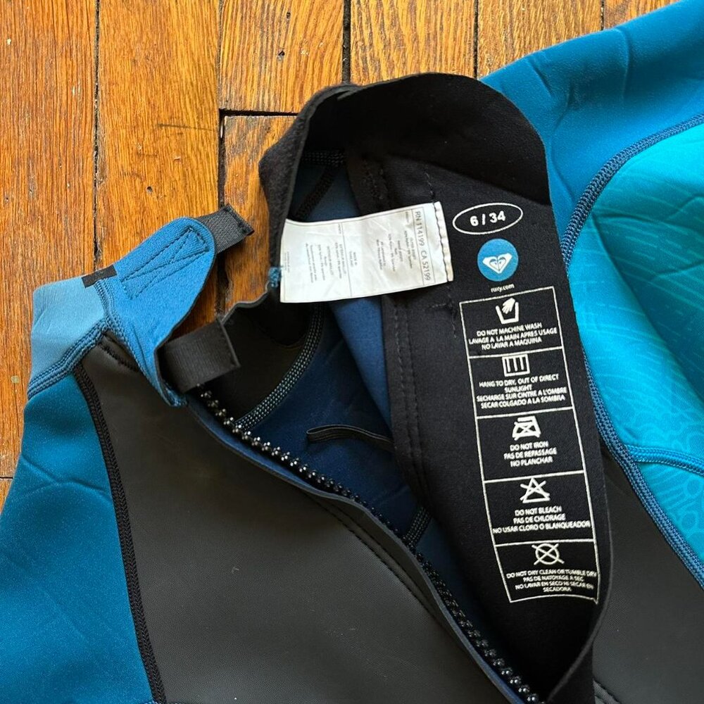 Roxy Syncro 2MM SA218WF Women Blue Black Short Sleeve Short Leg Wetsuit Size 6 - Picture 6 of 7